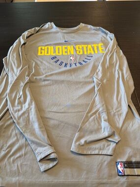 Nike Gray Long-Sleeve Golden State Basketball Tee with Yellow Logo